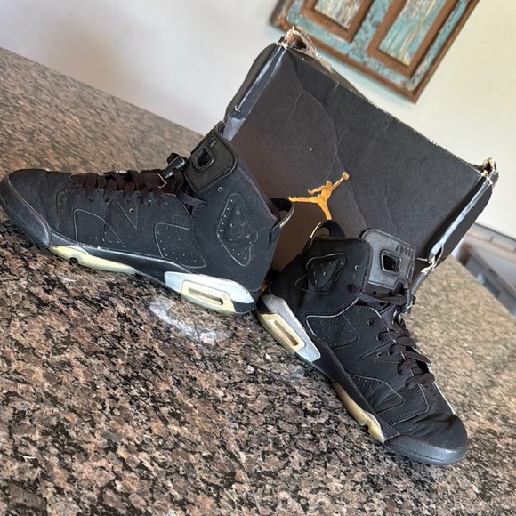 Jordan Black and Gold High-Top Sneakers 7Y - Picture 6 of 12